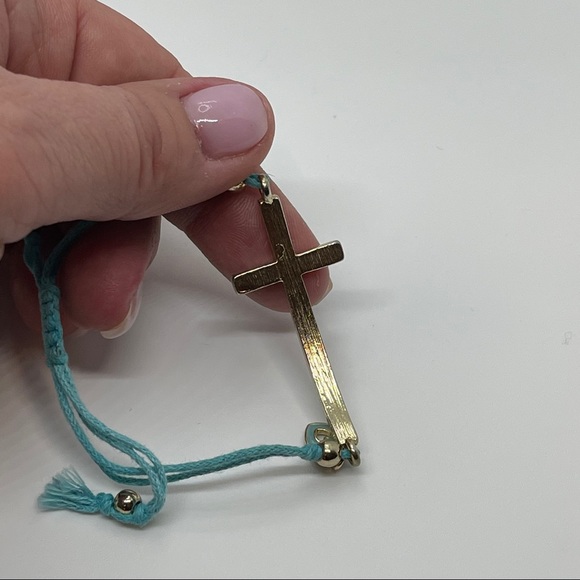 EUC 🧚🏼 Turquoise pull Bracelet w/Bling Cross - Picture 2 of 4